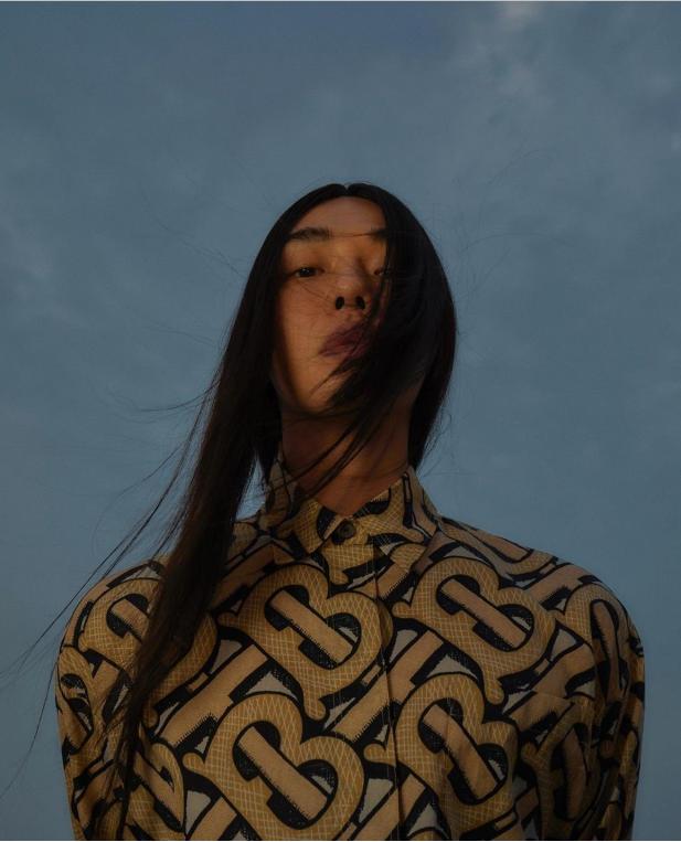 長頭發(fā)男明星與小巷秘密發(fā)藝小店的獨特故事