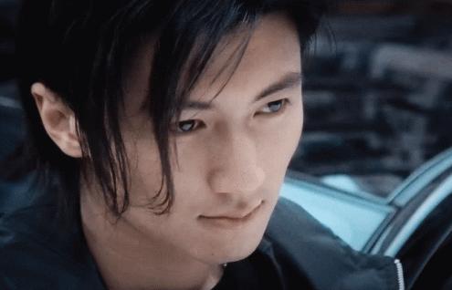 長頭發(fā)男明星與小巷秘密發(fā)藝小店的獨特故事