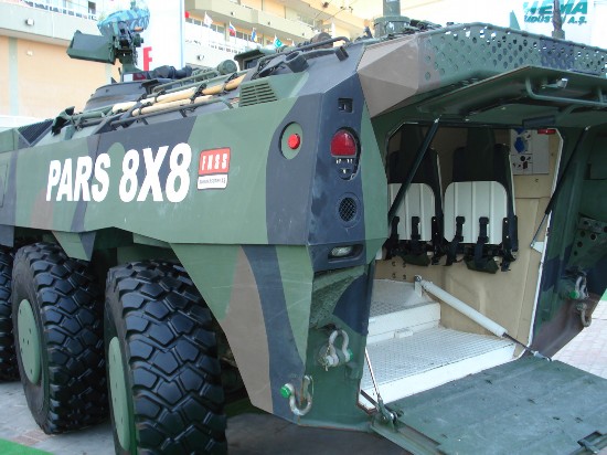 中國(guó)最新輪式裝甲車與小城生活的溫馨交融