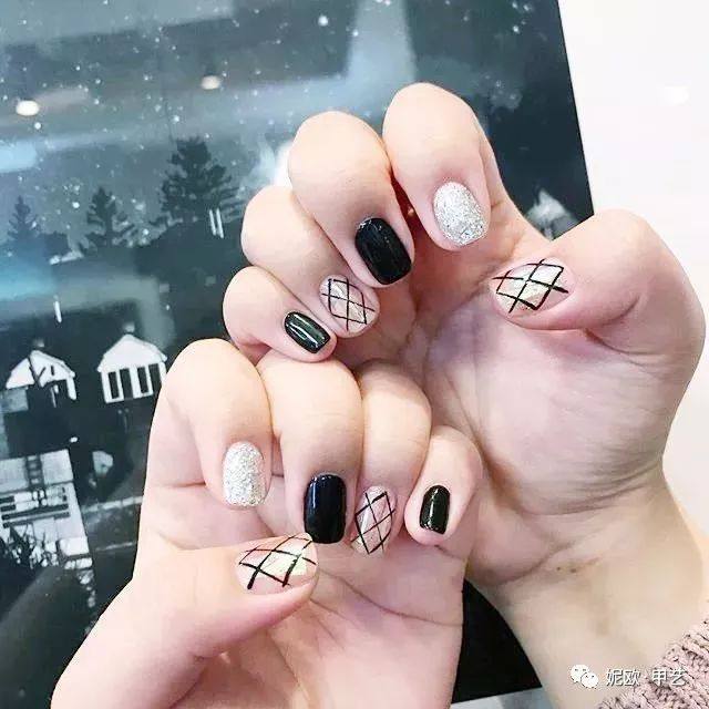 小巷深處的秘密美甲樂園,最新美甲款式圖片大全